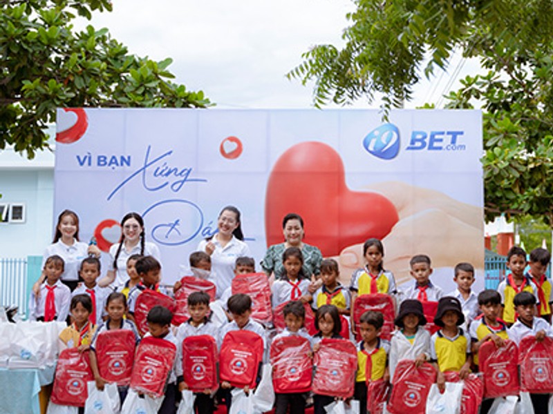 Hình ảnh cận cảnh người chia bài chuyên nghiệp tại B66 Casino trực tuyến