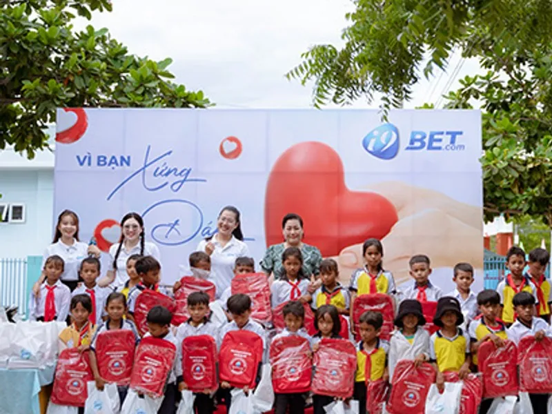 Hình ảnh cận cảnh người chia bài chuyên nghiệp tại B66 Casino trực tuyến